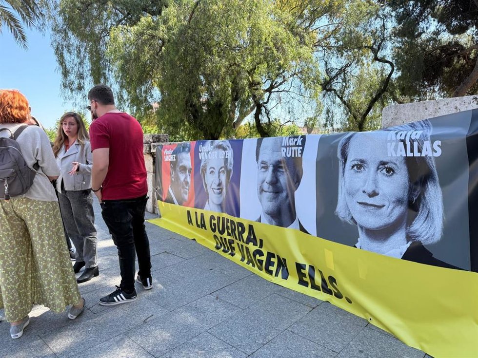 Podemos desarrolla una acción en Valncia, frente a las Torres de Serranos, con motivo del Día de Europa