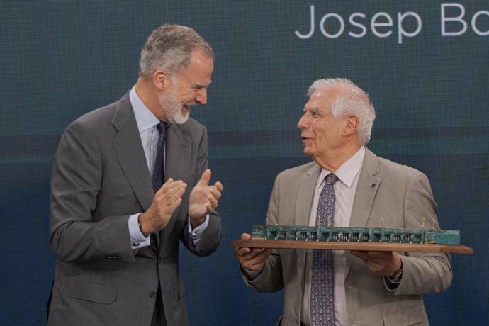 Archivo - El Rey Felipe VI inaugura la VI edición del "Foro La Toja-Vínculo Atlántico" y hace entrega del Premio Foro La Toja al alto representante y vicepresidente de la Comisión Europea, Josep Borrell, durante la primera jornada del Foro de La Toja-Vínc