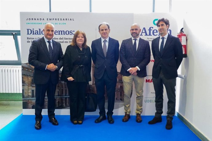 Foto de familia de la la jornada 'Dialoguemos: Retos y Oportunidades del sector de la limpieza en 2025', organizada por Afelin, celebrada en Laboral Ciudad de la Cultura (Gijón).