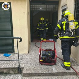 Bomberos con un extractor de humos en el incendio de una vivienda en la zona sur de Jerez de la Frontera (Cádiz).