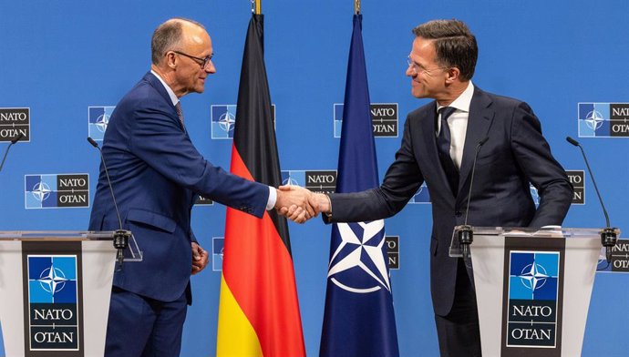 El secretario general de la OTAN, Mark Rutte, y el canciller de Alemania Friedrich Merz, se saludan en Bruselas