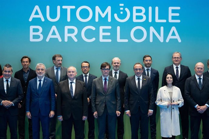 Foto de familia durante la inauguración del Automobile 2025, en la Fira de Barcelona Montjuïc, a 9 de mayo de 2025, en Barcelona, Catalunya (España)