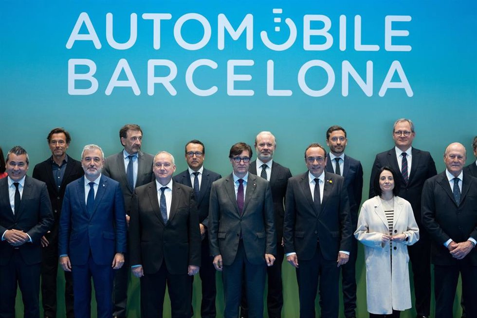 Foto de familia durante la inauguración del Automobile 2025, en la Fira de Barcelona Montjuc, a 9 de mayo de 2025, en Barcelona, Catalunya (España)