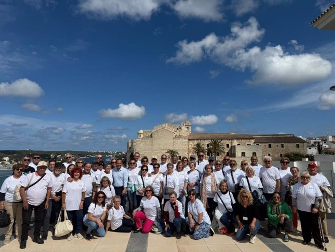 El grupo de personas mayores que han participado en el viaje, este viernes en Maó.