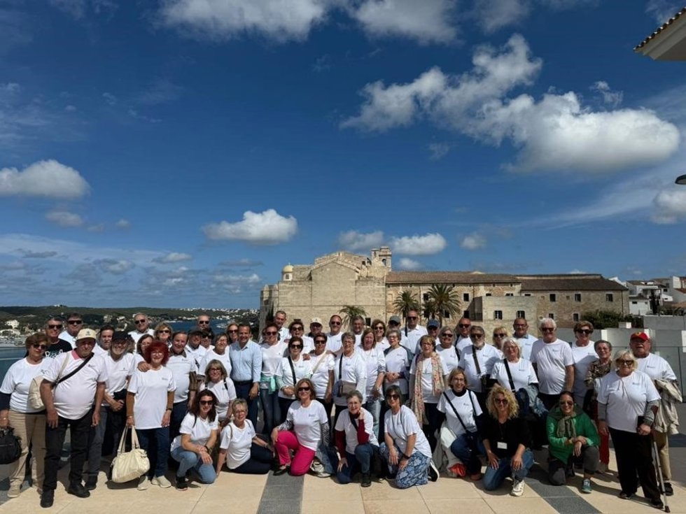 El grupo de personas mayores que han participado en el viaje, este viernes en Maó.