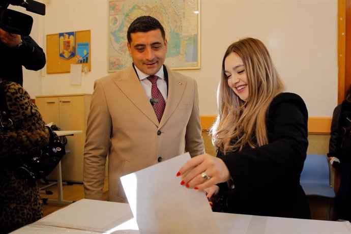 Archivo - George Simion, votando junto a su esposa.