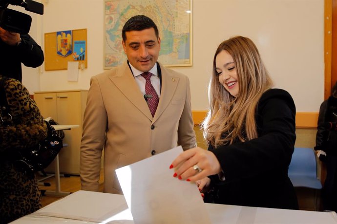Archivo - BUCHAREST, Nov. 24, 2024  -- George Simion (L), leader of the Alliance for the Unity of Romanians (AUR), looks on as his wife votes during the first round of the presidential elections at a polling station in Bucharest, Romania, Nov. 24, 2024. R