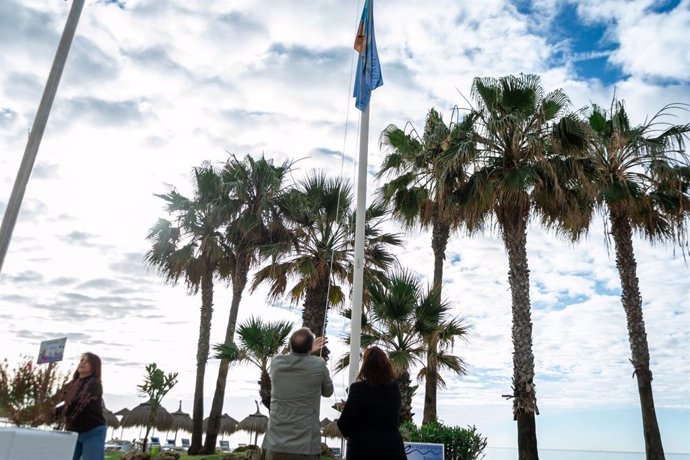 Izada de la bandera de Ecoplayas en la zona del Bajondillo