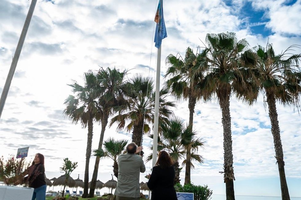 Izada de la bandera de Ecoplayas en la zona del Bajondillo