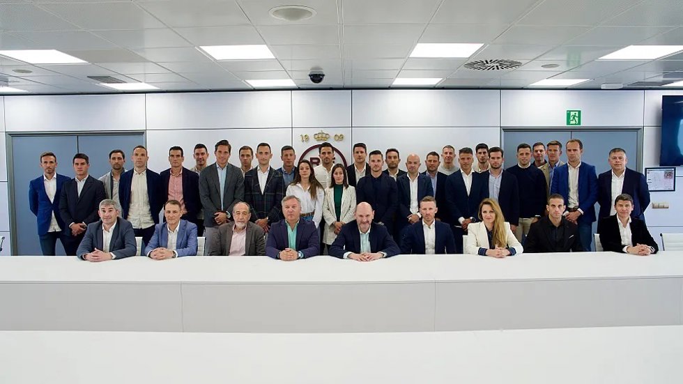 Foto de familia durante la reunión del colectivo arbitral con Rafael Louzán en la Ciudad del Fútbol de Las Rozas