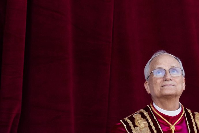 08 May 2025, Vatican, Vatican City: The newly elected Pope Leo XIV, the American Robert Prevost, appears on the balcony of St. Peter's Basilica in the Vatican after the Papal Conclave. Photo: Marijan Murat/dpa