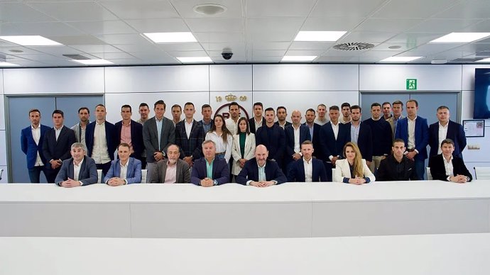 Foto de familia durante la reunión del colectivo arbitral con Rafael Louzán en la Ciudad del Fútbol de Las Rozas