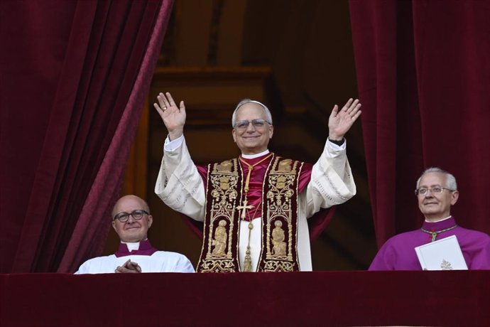 El cardenal Robert Prevost, Papa León XIV, el Papa número 267 de la historia, comparece ante sus fieles, en el balcón de la Basílica de San Pedro, a 8 de mayo de 2025, en La Ciudad del Vaticano (El Vaticano). El humo de la cuarta fumata del Cónclave para 