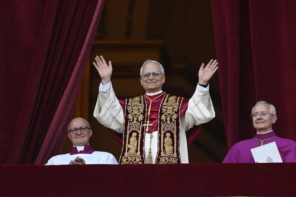 El cardenal Robert Prevost, Papa León XIV, el Papa número 267 de la historia, comparece ante sus fieles, en el balcón de la Basílica de San Pedro, a 8 de mayo de 2025, en La Ciudad del Vaticano (El Vaticano). El humo de la cuarta fumata del Cónclave par