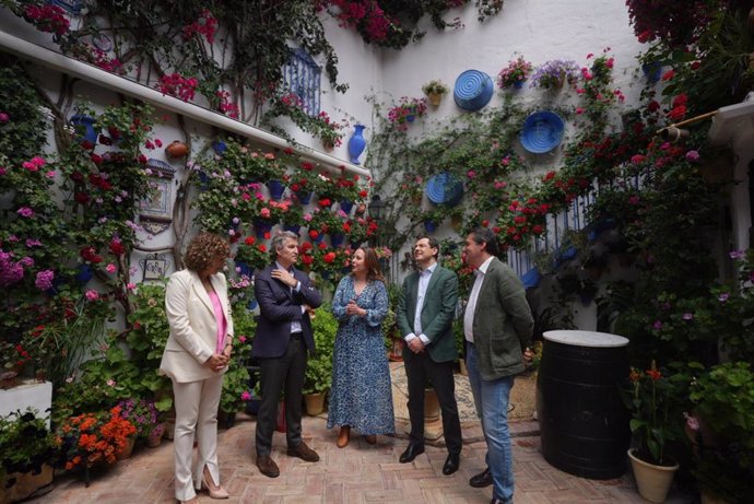 El presidente del PP de Andalucía, Juanma Moreno, y el presidente del PP, Alberto Núñez Feijóo, visitan un patio de Córdoba junto a la portavoz del PP en el Parlamento Europeo, Dolors Montserrat, y el alcalde de Córdoba, José María Bellido.