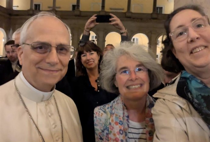 Imagen compartida por la religiosa francesa Nathalie Becquart, de la Congregación de La Xavière, subsecretaria del Sínodo de los Obispos, tras la elección de León XIV, en su cuenta de X