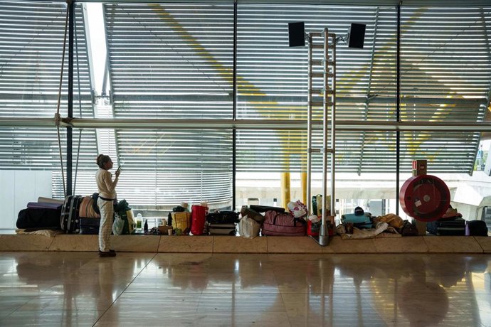 Equipaje en la terminal T4 del aeropuerto Adolfo Suárez-Madrid Barajas tras pasar un día del apagón eléctrico, a 29 de abril de 2025, en Madrid (España). 