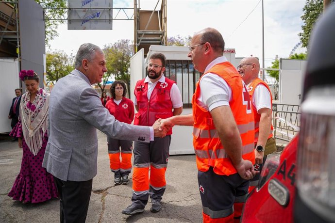 El alcalde de Sevilla, José Luis Sanz, visita el hospital de campaña de la Feria.