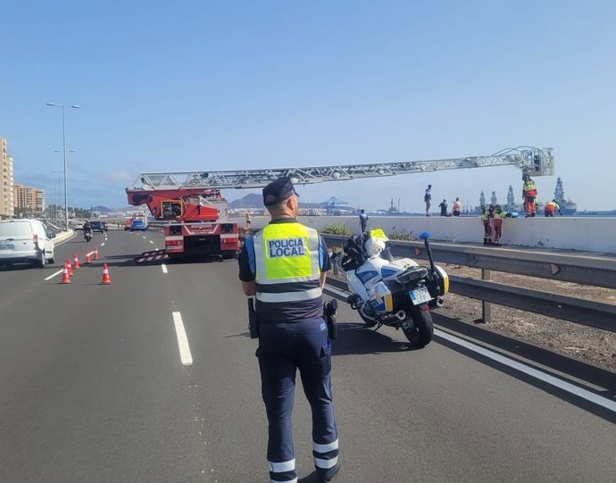 Los bomberos de Las Palmas de Gran Canaria durante una intervención en la Avenida Marítima de la capital grancanaria