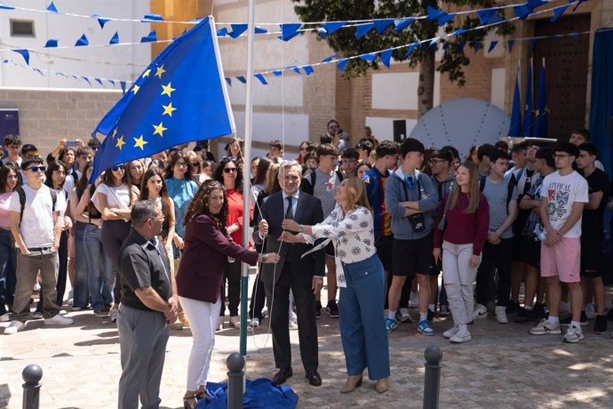 Acto de izada de bandera en Alboloduy (Almería) con motivo del Día de Europa.