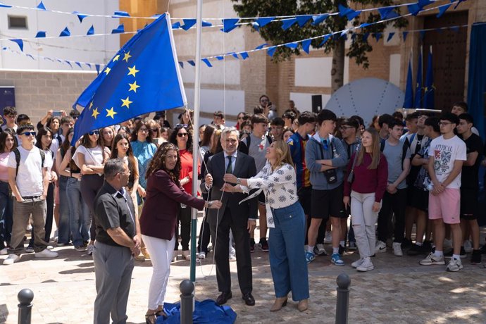 Acto de izada de bandera en Alboloduy (Almería) con motivo del Día de Europa.
