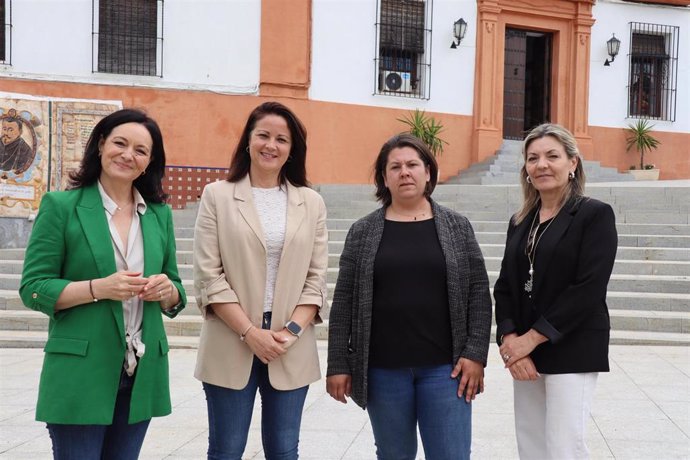 Crespín (izda.), junto a Mellado (2ª izda.) y otras representantes socialistas.