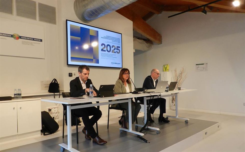 La consejera de Alimentación, Desarrollo Rural, Agricultura y Pesca el Gobierno Vasco, Amaia Barredo, ha presentado este viernes en la Granja Modelo de Arkaute, Vitoria-Gasteiz, el plan de ayudas