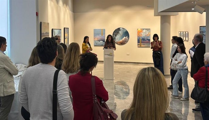 Inauguración de la exposición pictórica 'Entre el cielo y el mar', de María Oria, en el Centro Cultural José Luis García Palacios.