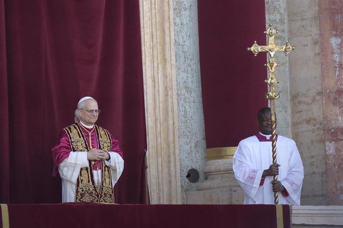 El cardenal Robert Prevost, Papa León XIV, el Papa número 267 de la historia, comparece ante sus fieles, en el balcón de la Basílica de San Pedro, a 8 de mayo de 2025, en La Ciudad del Vaticano (El Vaticano). 