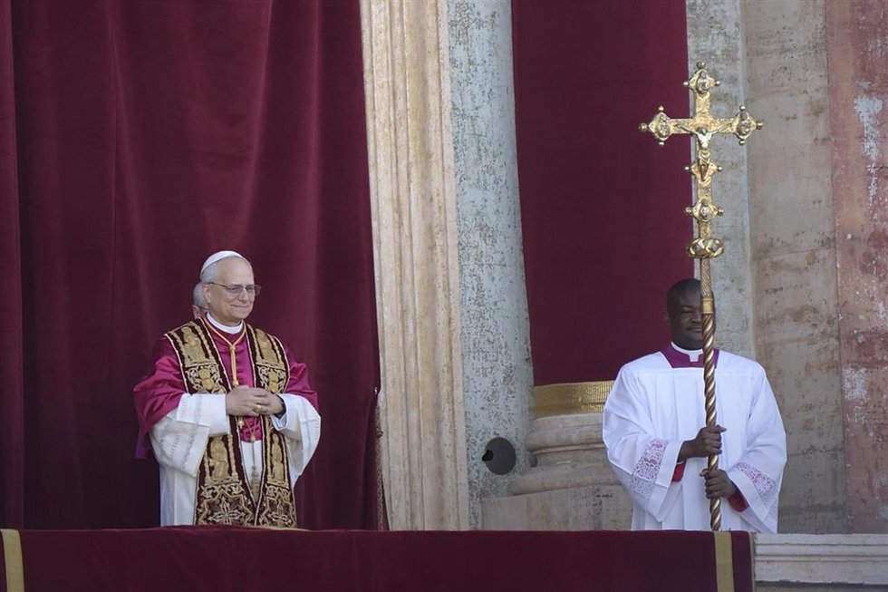 El cardenal Robert Prevost, Papa León XIV, el Papa número 267 de la historia, comparece ante sus fieles, en el balcón de la Basílica de San Pedro, a 8 de mayo de 2025, en La Ciudad del Vaticano (El Vaticano).