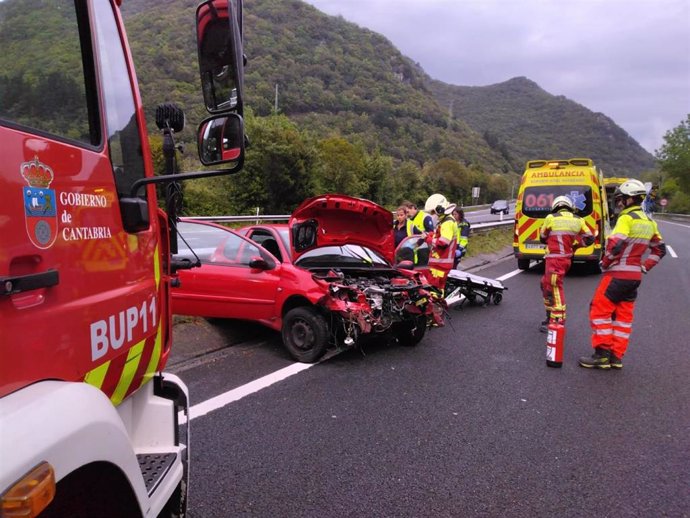 Herida leve la conductora de un coche tras salirse de la vía en la A-8 en Liendo