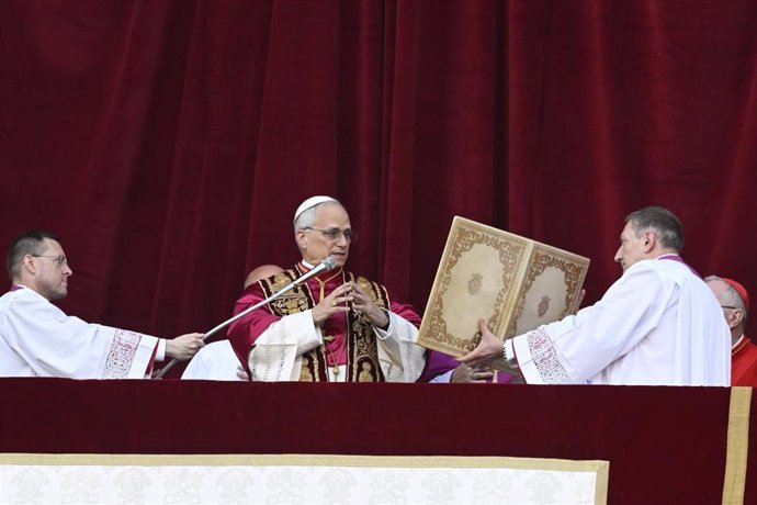 El cardenal Robert Prevost, Papa León XIV, el Papa número 267 de la historia, comparece ante sus fieles, en el balcón de la Basílica de San Pedro, a 8 de mayo de 2025, en La Ciudad del Vaticano (El Vaticano).
