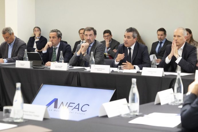 Anfac pide al Gobierno la creación de "una ruta consensuada" para el automóvil en su junta directiva.