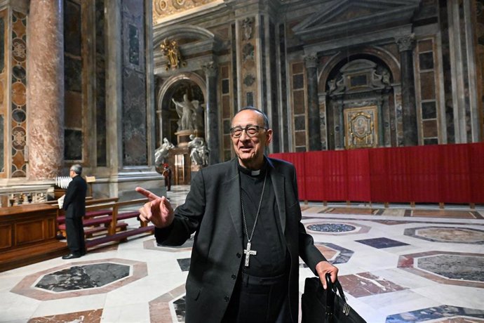 El cardenal Juan José Omella a su llegada al noveno novendial por el Papa Francisco en el Vaticano