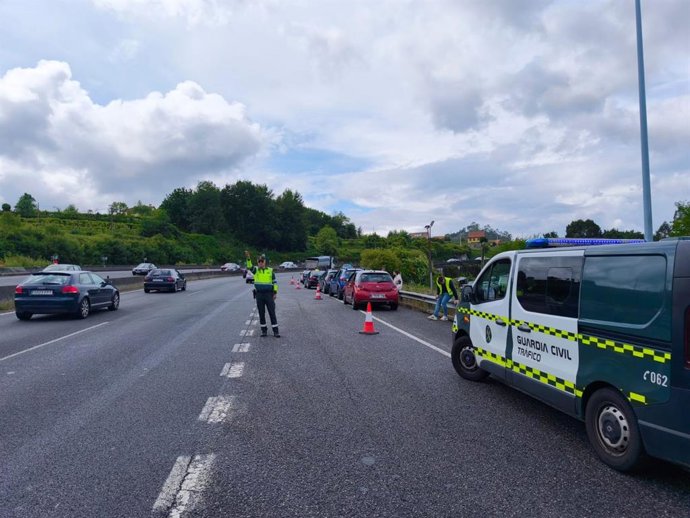 La Guardia Civil regula el tráfico tras una colisión.