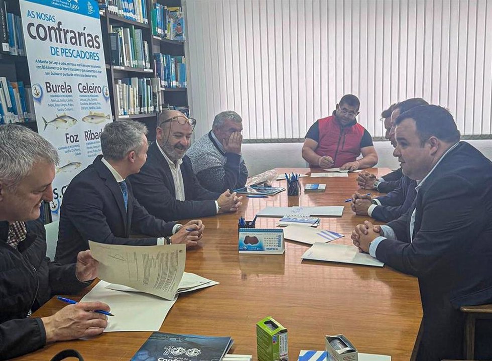 El Director De Zona De ABANCA En A Mariña-Terra Chá, José Ángel Méndez, Durante La Firma Con Las Cofradías