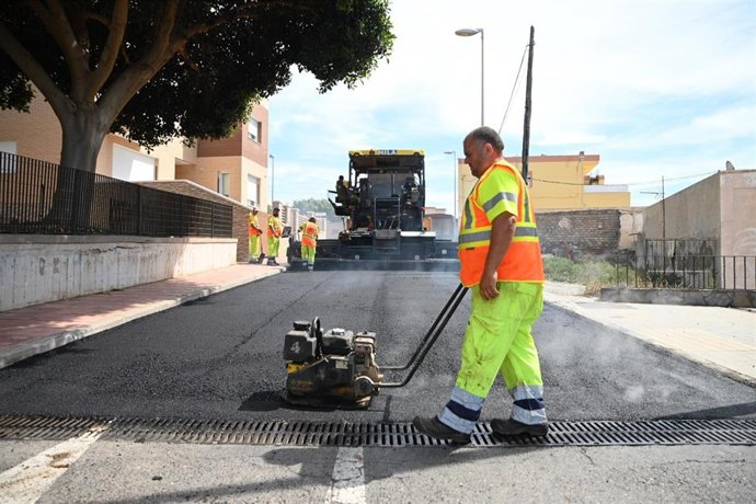 Operarios trabajan en el asfaltado de una de las calles de La Cañada de San Urbano, en Almería.