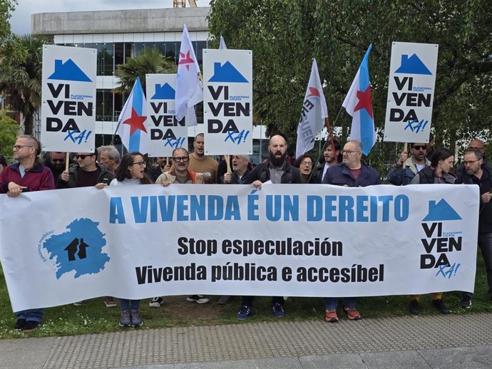 Concentración de Vivenda Xa! ante la Xunta, a 9 de mayo de 2025.