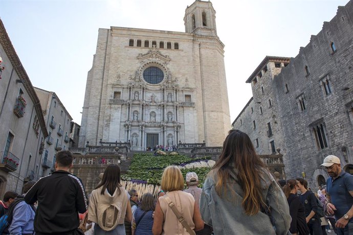Archivo - Numerosas personas en el festival 'Temps de Flors', en la Catedral de Girona, en una imagen de archivo