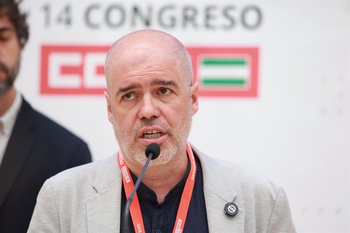 El presidente de la Junta de Andalucía, Juanma Moreno (c); el secretario general de CCOO, Unai Sordo (i); y la secretaria general de CCOO de Andalucía, Nuria López, al inicio del acto de apertura del XIV Congreso de CCOO Andalucía. A 28 de abril de 2025, 