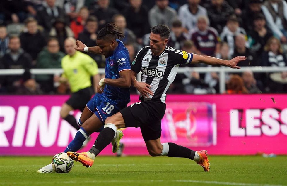 Archivo - Fabian Schar (derecha) del Newcastle United y Christopher Nkunku del Chelsea luchan por el balón durante el partido de fútbol de cuarta ronda de la Copa Carabao inglesa entre el Newcastle United y el Chelsea en St James' Park