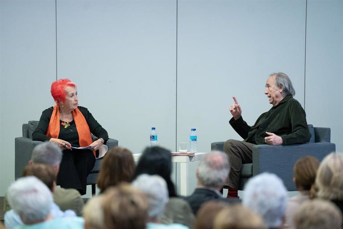El cantautor Joan Manuel Serrat y la periodista  Rosa María Calaf protagonizan un diálogo sobre la vejez en la FiraGran 2025, en L'Hospitalet de Llobregat, a 8 de mayo de 2025