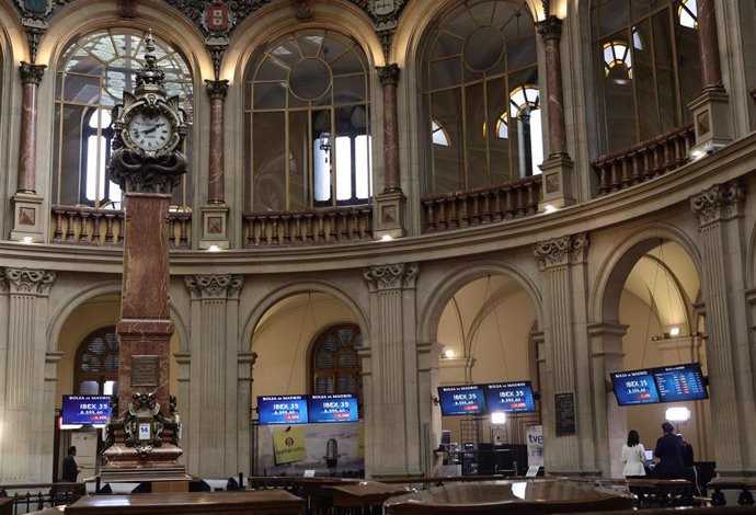Archivo - Varios paneles con valores del Ibex 35, en el Palacio de la Bolsa, a 14 de febrero de 2022, en Madrid (España). 