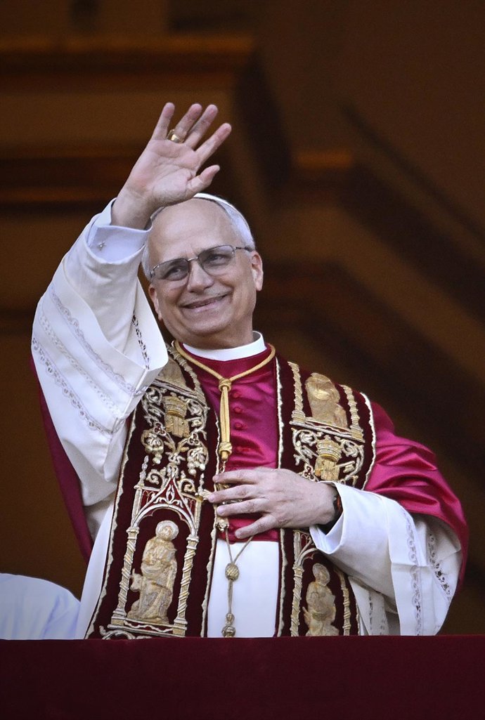 El cardenal Robert Prevost, Papa León XIV, el Papa número 267 de la historia, comparece ante sus fieles, en el balcón de la Basílica de San Pedro, a 8 de mayo de 2025, en La Ciudad del Vaticano (El Vaticano). 