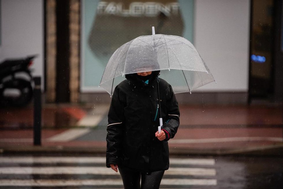 Archivo - Una persona se protege de la lluvia con paraguas, a 19 de enero de 2024, en Madrid (España).