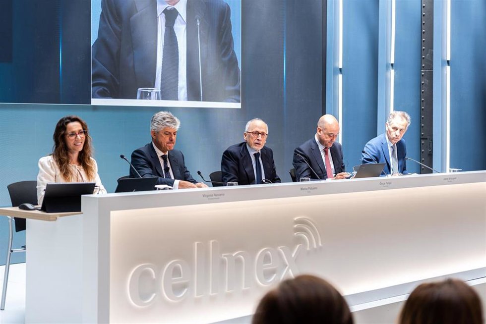 El CEO de Cellnex, Marco Patuano (2i) y el presidente no ejecutivo de Cellnex, Óscar Fanjul (3i), durante la Junta General de Accionistas de Cellnex, a 9 de mayo de 2025, en Madrid (España). 