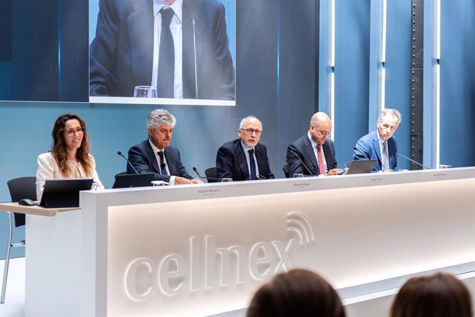 El CEO de Cellnex, Marco Patuano (2i) y el presidente no ejecutivo de Cellnex, Óscar Fanjul (3i), durante la Junta General de Accionistas de Cellnex, a 9 de mayo de 2025, en Madrid (España). 