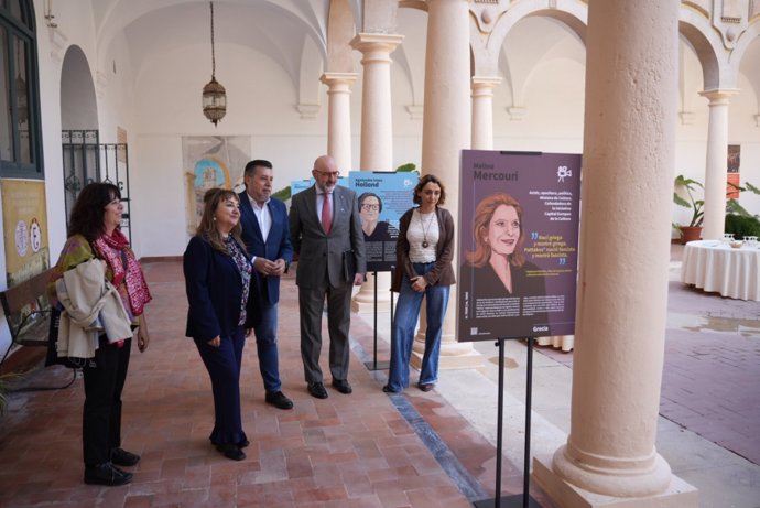 Autoridades asistentes a la inauguración de la exposición.