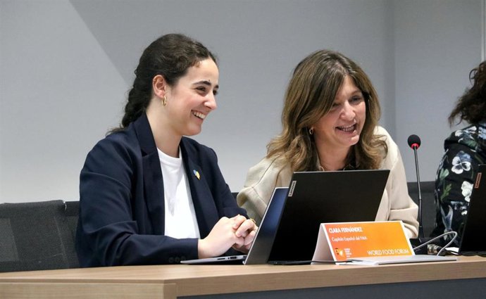 La rectora de la Universidad de León (ULE), Nuria González (derecha) y la responsable del Capítulo Español del Foro Mundial por la Alimentación, Clara Fernández, en la clausura del Foro celebrado en León