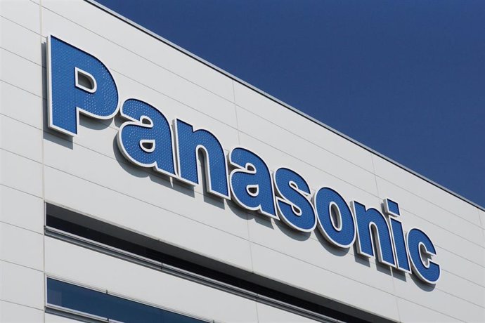 Archivo - Logo de Panasonic en una fábrica en Fukuoka (Japón).